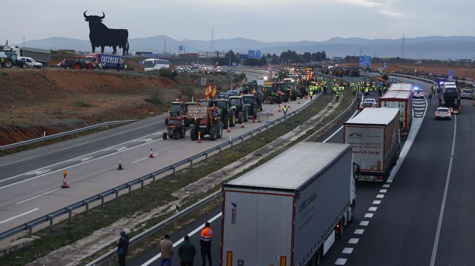 epa11130372 Tractors block the A4 motorway as part of the farmers' protests in Madridejos, Toledo, Spain, 06 February 2024. Farmers in Spain continue to protest against what they say are harmful European agricultural policies, echoing demonstrations in other parts of Europe, including Germany, Belgium and France.  EPA/ISMAEL HERRERO
