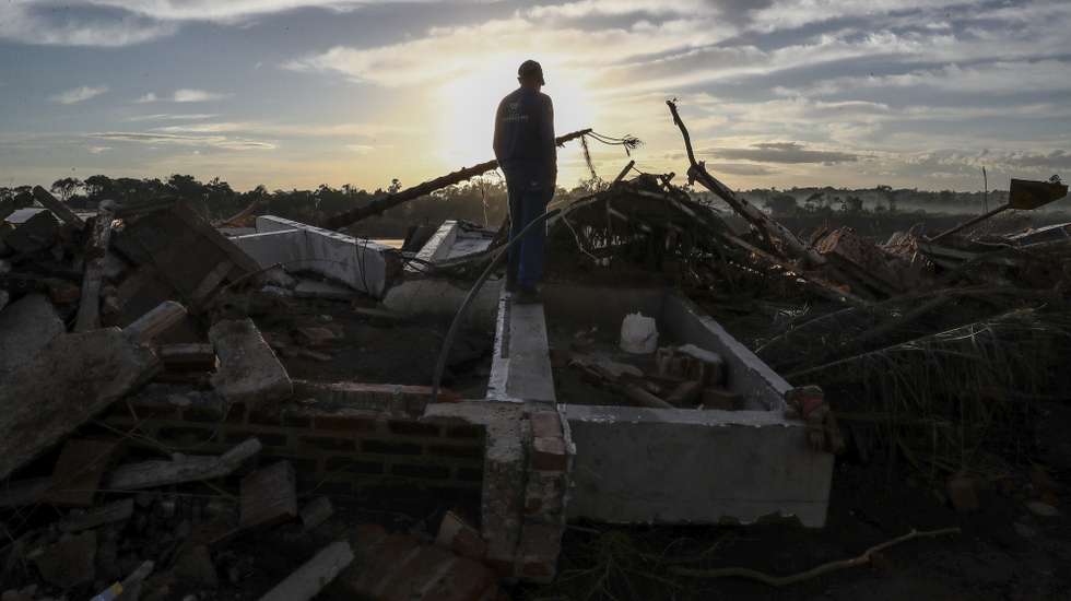 epa11327658 Brazilian Juarez Batista, 62, looks at the place where his house was destroyed by the overflowing of the Taquari river, in Lajeado, Rio Grande do Sul state, Brazil, 08 May 2024. The death toll from catastrophic floods in southern Brazil has exceeded 100, according to the latest figures released by the Civil Defense on 08 May.  EPA/SEBASTIAO MOREIRA
