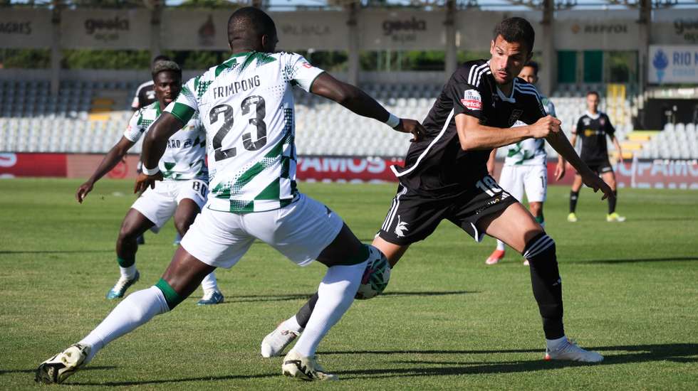 O jogador do Moreirense, Frimpong, disputa a bola com o jogadoredo Casa Pia, Geraldes , durante o jogo da 33.ª jornada da I Liga de futebol, realizado no Estádio Municipal de Rio Maior, 12 de maio de 2024. CARLOS BARROSO/LUSA