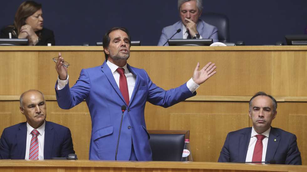 Miguel Albuquerque (C), presidente do XV Governo Regional da Madeira, esta manhã durante o debate do programa do XV Governo Regional da Madeira na Assembleia Legislativa da Madeira no Funchal, 18 de junho de 2024. HOMEM DE GOUVEIA/LUSA