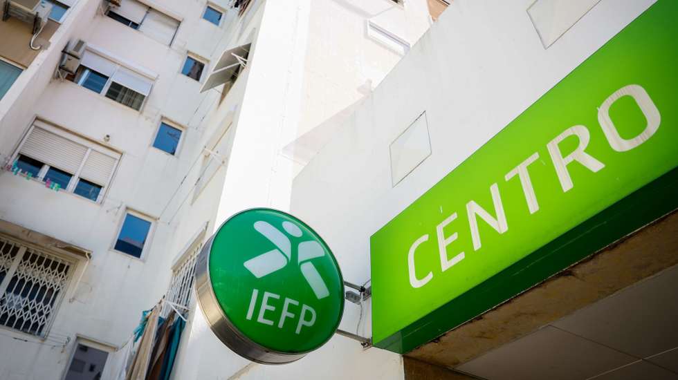 Símbolo do IEFP, no Centro de Emprego da Avenida 5 de Outubro, em Lisboa, 12 de agosto de 2024. Trabalho. Emprego. Desemprego. ANTÓNIO PEDRO SANTOS/LUSA