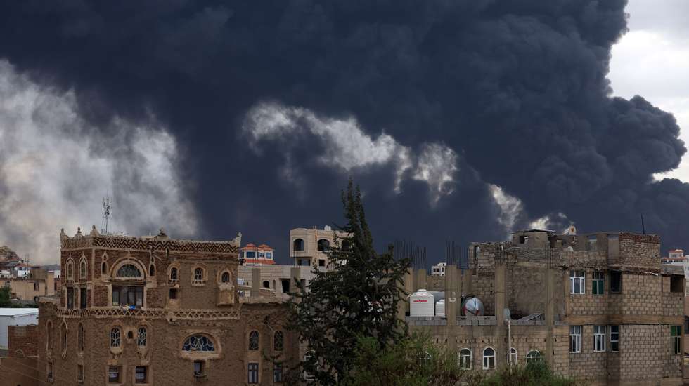 epa12077771 Smoke billows over buildings following Israeli airstrikes in Sana'a, Yemen, 06 May 2025. Israel has carried out a wave of airstrikes on Yemen's capital, Sana'a, a day after striking the port of Hodeidah in response to a Houthi missile that landed near Israel's Ben Gurion airport, Houthi-run Al-Masirah TV has reported.  EPA/YAHYA ARHAB