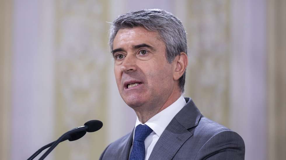 O secretário-geral do Partido Socialista (PS), José Luis Carneiro, usa da palavra durante uma conferência de imprensa de apresentação de soluções para o Serviço Nacional de Sáude (SNS), na sede do partido, em Lisboa, 16 de julho de 2025. JOSÉ SENA GOULÃO/LUSA