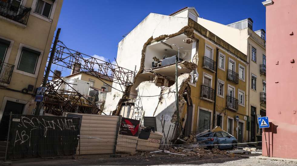 Pelo menos 10 pessoas ficaram hoje desalojadas devido à queda da fachada lateral de um prédio antigo vizinho, na freguesia de São Vicente, em Lisboa, segundo os Sapadores Bombeiros. A queda da estrutura não causou vítimas, mas os habitantes de prédios vizinhos foram desalojados por as suas casas terem ficado sem condições de habitabilidade. O edifício antigo que ruiu, pelas 03:00, situa-se na rua do Sol à Graça e estava a ser recuperado, 03 de setembro de 2025. FILIPE AMORIM / LUSA