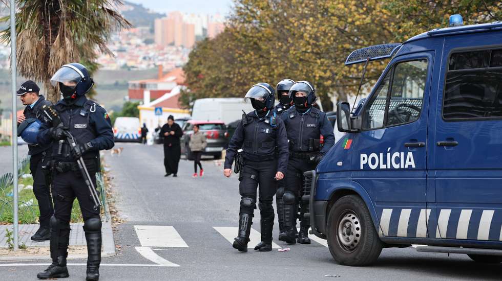 Elementos da Equipas de Intervenção Rápida (EIR), da Unidade Especial de Polícia, do Comando Metropolitano de Lisboa da PSP, durante a operação de prevenção criminal que está a realizar hoje na zona da Alta de Lisboa, Ameixieira e Ajuda, em Lisboa, 19 de novembro de 2025. A operação envolve cerca de 100 elementos das valências de investigação criminal, equipas de ordem pública e ainda a Unidade Especial de Polícia, indicou a fonte no local onde decorre a operação. ANTÓNIO COTRIM/LUSA