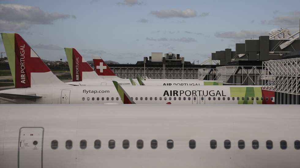 Avião da TAP na pista do Aeroporto Humberto Delgado, em Lisboa, 07 de janeiro de 2026. CARLOS M. ALMEIDA/LUSA