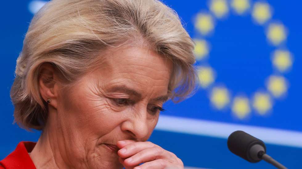 epa12672915 European Commission President Ursula von der Leyen attends a press conference at the end of an informal meeting of the members of the European Council in Brussels, Belgium, 23 January 2026. EU leaders are holding an emergency informal summit to address an escalation in transatlantic tensions regarding Greenland and new US trade threats.  EPA/OLIVIER HOSLET