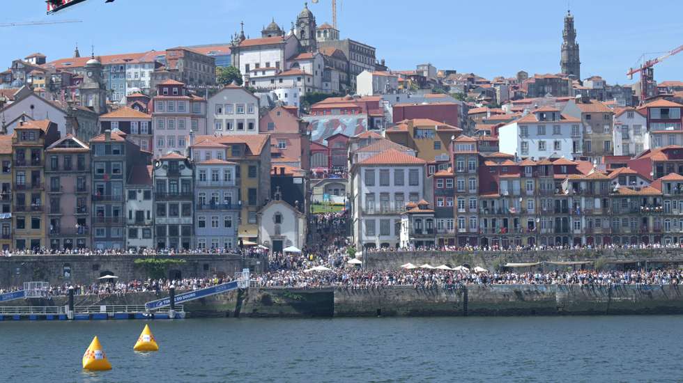 Um avião faz acrobacias durante o festival aéreo Air Invictus, que decorreu no rio Douro entre as margens do Porto e de Vila Nova de Gaia, 20 de junho de 2026. Os primeiros aviões do Air Invictus já abriram as hostilidades no Porto e em Gaia para um “bálsamo desejado” para os comerciantes, um “evento do caraças” para os turistas e um momento “seja o que Deus quiser” para as autoridades. FERNANDO VELUDO/LUSA