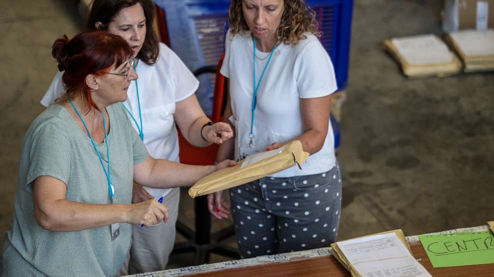 Funcionárias organizam exames no local onde são guardados os exames, digitalizados e distribuídos, em Sintra, 06 de julho de 2026. O ministro da Educação, Ciência e Inovação, Fernando Alexandre, e o secretário de Estado Adjunto e da Educação, Alexandre Homem Cristo, visitaram hoje as instalações. TIAGO PETINGA/LUSA