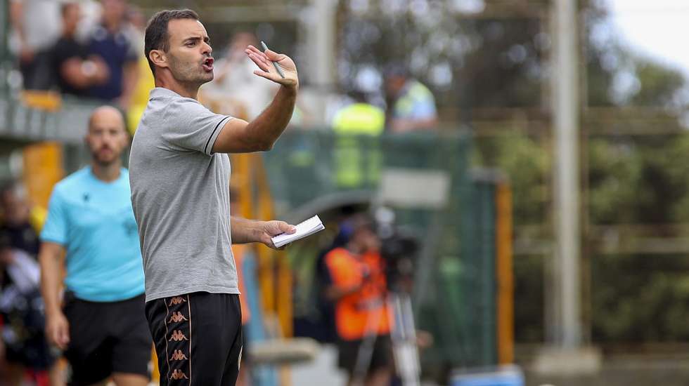 O treinador do Nacional, João Gião, durante o encontro frente ao Estoril Praia, jogo da Primeira Liga de Futebol realizado no Estádio da Madeira, no Funchal, 16 de agosto de 2026, HOMEM DE GOUVEIA/LUSA