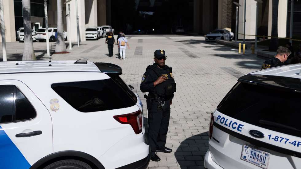 epa10688605 Police officers outside of the Wilkie D. Ferguson United States Courthouse where former President Donald Trump is scheduled to surrender today federal authorities in Miami, Florida, USA, 13 June 2023. Trump is facing multiple federal charges stemming from an US Justice Department investigation lead by Special Counsel Jack Smith related to Trump’s alleged mishandling of classified national security documents.  EPA/JUSTIN LANE