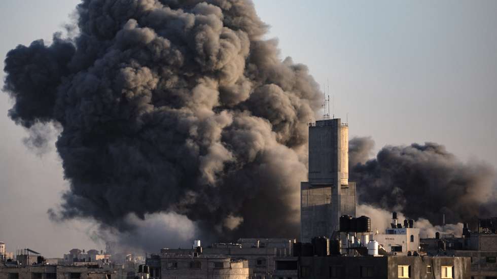 epa11067727 Smoke rises following Israeli air strikes in Khan Yunis, southern Gaza Strip, 10 Jan 2024. More than 22,800 Palestinians and at least 1,300 Israelis have been killed, according to the Palestinian Health Ministry and the Israel Defense Forces (IDF), since Hamas militants launched an attack against Israel from the Gaza Strip on 07 October, and the Israeli operations in Gaza and the West Bank which followed it.  EPA/HAITHAM IMAD