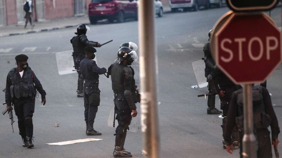 A polícia angolana dispersou hoje com gás lacrimogéneo cerca de uma centena de jovens que se encontravam concentrados em frente ao Tribunal Provincial de Luanda e bloquearam as ruas de acesso ao edifício. Este é o segundo dia em que o espaço circundante do tribunal, o Palácio Dona Ana Joaquina, na baixa de Luanda, é ocupado por jovens que exigem a libertação dos manifestantes detidos no sábado, e prometiam manter-se no local até à noite. Luanda, Angola. 27 de outubro de 2020. AMPE ROGÉRIO/LUSA