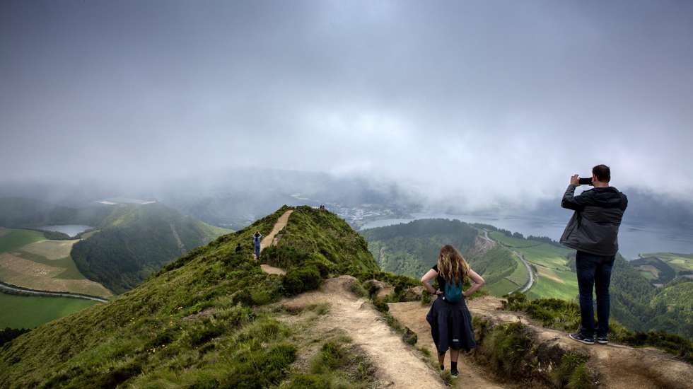 Turistas visitam a Lagoa das Sete Cidades, Ilha de São Miguel, Açores, 15 de junho de 2021. A Região Autonóma dos Açores promove a região como destino de férias seguras com a oferta de testes gratuitos à covid-19. Mais de um ano desde a pandemia da Covid 19, o setor do turismo já nota uma retoma mas que não se assemelha aos anos pré-pandemia. (ACOMPANHA TEXTO DE 17/06/2021) EDUARDO COSTA/LUSA