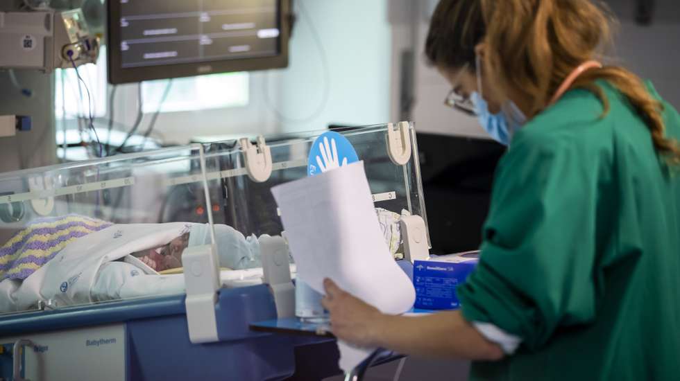Uma profissional de saúde presta cuidados a um bebé internado no serviço de Cardiologia Pediátrica do Hospital de Santa Marta, no âmbito de uma reportagem sobre sequelas da covid-19 em crianças e adultos na unidade hospitalar, em Lisboa, 10 de fevereiro de 2021. (ACOMPANHA TEXTO DA LUSA DO DIA 13 DE FEVEREIRO DE 2021). JOSÉ SENA GOULÃO/LUSA