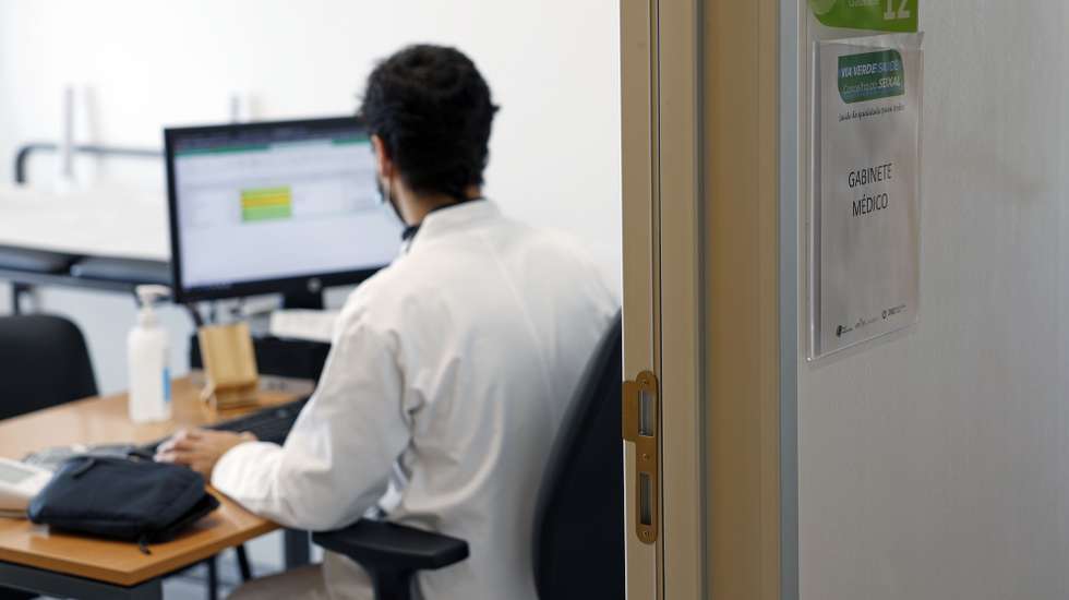 Reportagem sobre a medida Via Verde, que permite aos utentes sem médico de família marcar de véspera, pelo telefone, uma consulta e serem atendidos por elementos de uma equipa composta por médicos, enfermeiros e assistentes, no Centro de Saúde de Corroios, em Almada, 26 de janeiro de 2023. (ACOMPANHA TEXTO DO DIA 06 FEVEREIRO 2023)  ANTÓNIO PEDRO SANTOS/LUSA