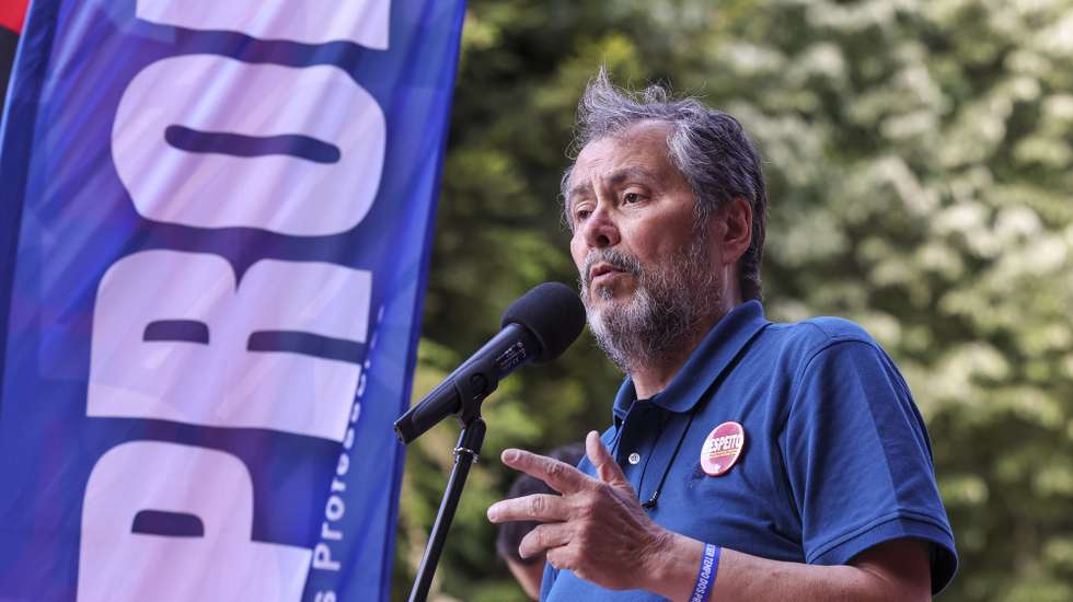 O secretário-geral da FENPROF, Mário Nogueira, intervém durante o protesto dos professores do distrito de Coimbra, com concentração e intervenções das organizações sindicais, no Jardim da Sereia, Coimbra, 4 de maio de 2023. PAULO NOVAIS/LUSA