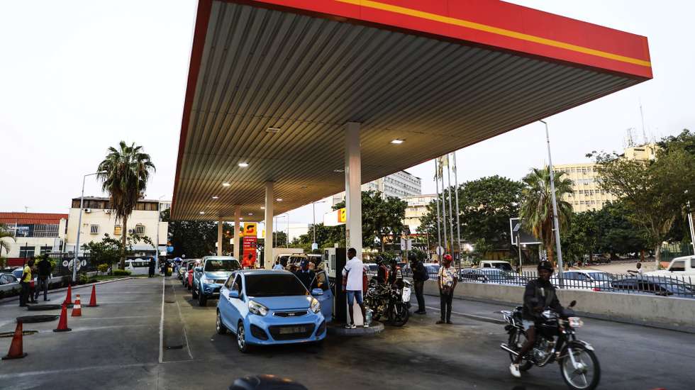 O anúncio do aumento do preço da gasolina em Angola originou hoje enchentes nos postos de abastecimento em Luanda, com filas intermináveis de viaturas e automobilistas agastados pela espera para abastecer, receando a subida do custo de vida., Luanda, Angola, 1 de junho de 2023. O cenário foi constatado pela Lusa ao fim da tarde de hoje na Avenida Comandante Gika, bairro Alvalade, centro da capital angolana, onde o desfile de viaturas, com automobilistas ávidos em encher os depósitos, serpenteava grande parte da extensão do asfalto. AMPE ROGÉRIO/LUSA