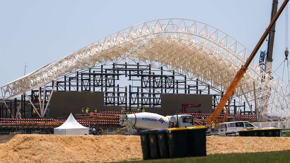 Obras de construção da cúpula do altar palco que irá servir para receber o Papa Francisco nas Jornadas Mundiais da Juventude (JMJ), no Parque Tejo-Trancão, em Lisboa, 10 de julho de 2023. JOSÉ SENA GOULÃO/LUSA