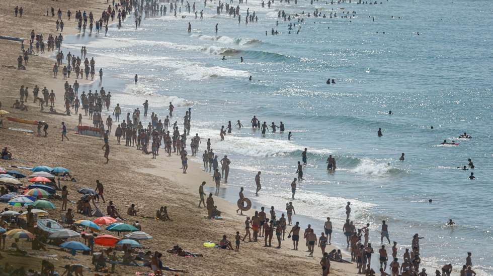 Turistas procuram as praias do Algarve para fugir à onda de calor que se faz sentir em Portugal, Albufeira, 22 de agosto de 2023. Por causa do tempo quente, o IPMA colocou os distritos de Vila Real, Bragança, Viseu, Guarda, Coimbra, Castelo Branco e Santarém sob aviso vermelho entre as 00:00 de hoje e as 10:00 de quinta-feira. LUÍS FORRA/LUSA