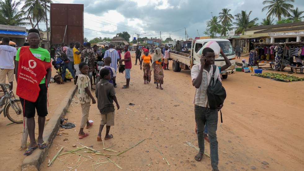 Na vila de Chiùre, sul da província moçambicana de Cabo Delgado, a vida muda, agora, do dia para a noite e o amanhecer na rua deixou de ser possível com a aproximação dos ataques terroristas na última semana, Chiùre, Moçambique, 24 de fevereiro. Na avenida principal da vila, o movimento intenso das primeiras horas do dia, com comércios abertos, centenas de vendedores ao longo de uma rua que se mistura entre terra batida, buracos e algum alcatrão, centenas a comprar ou caminhar sob um sol escaldante, vai esmorecendo ao início da tarde. (ACOMPANHA TEXTO DE 26 DE FEVEREIRO DE 2024). PAULO JULIÃO/LUSA