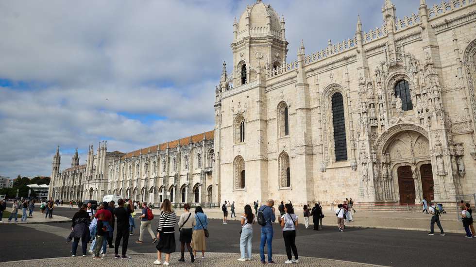 Fachada principal dp Mosteiro dos Jerónimos, um dos monumentos que serviu para um estudo pela investigadora norte-americana Barbara Judy (ausente da fotografia) do Serviço Nacional de Parques dos Estados Unidos e coordenadora responsável pelo projeto de investigação “O impacto das alterações climáticas no Mosteiro dos Jerónimos e na Torre de Belém – estudos científicos e planos de mitigação”, no Mosteiro dos Jerónimos, em Lisboa, 13 de novembro de 2024. ANTÓNIO COTRIM/LUSA