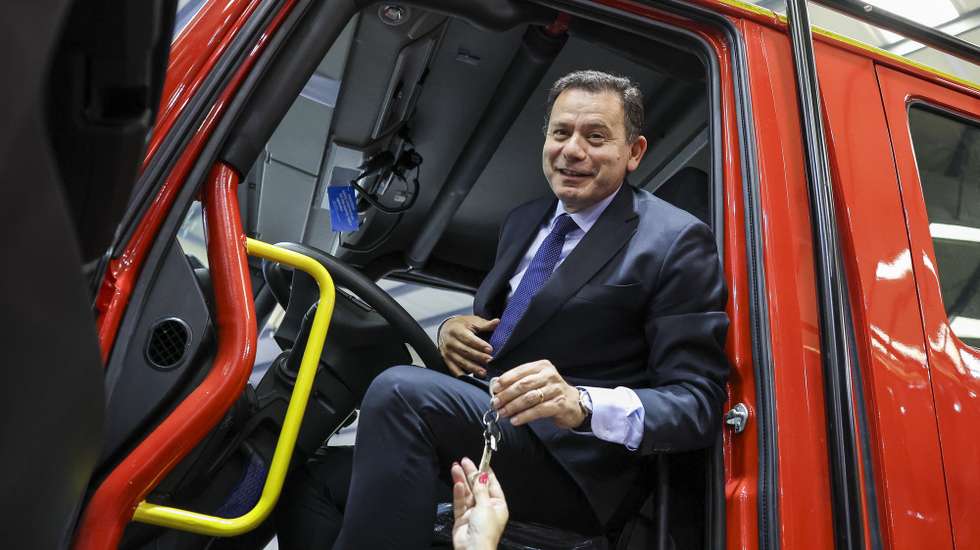 O primeiro-ministro, Luís Montenegro, numa viatura de combate a incêndios rurais durante a cerimónia de entrega de 20 viaturas a corporações de bombeiros e à Proteção Civil no Expocentro, em Pombal, 14 de junho de 2024. PAULO NOVAIS/LUSA