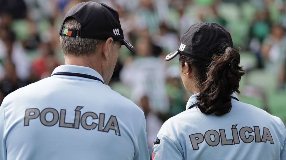 Elementos da PSP durante o jogo da 2ª jornada da I Liga de futebol, Rio Ave FC vs SC Farense, realizado no Estádio do Rio Ave Futebol Clube, 17 Agosto 2024, MANUEL FERNANDO ARAUJO/LUSA