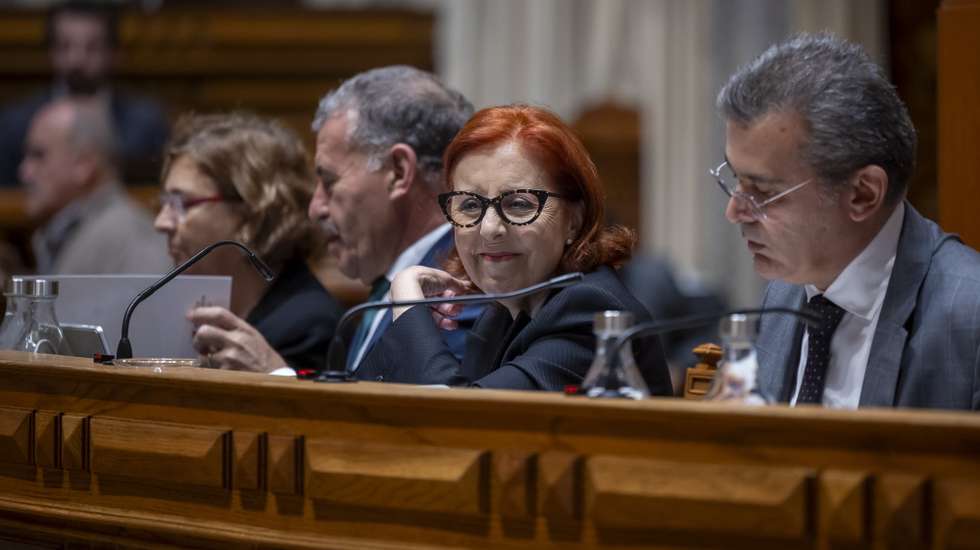 A ministra do Ambiente e Energia, Maria da Graça Carvalho (C), acompanhada pelo secretário de Estado do Ambiente, Emídio Sousa (C-E) e pelo presidente da Comissão de Orçamento, Finanças e Administração Pública, Filipe Neto Brandão (D), durante a sua audição na Comissão de Ambiente e Energia conjunta com a Comissão de Orçamento, Finanças e Administração Pública, na Assembleia da República, em Lisboa, 08 de de novembro de 2024. JOSÉ SENA GOULÃO/LUSA