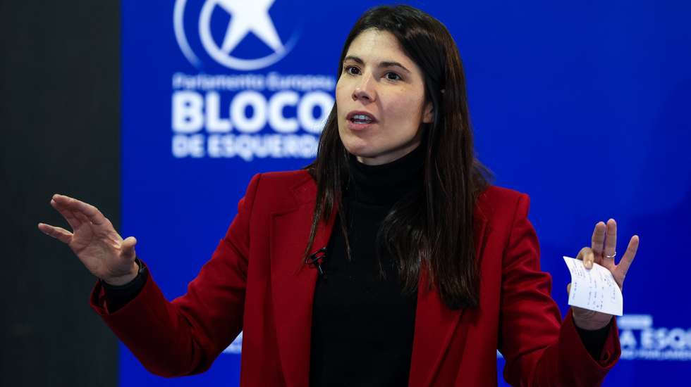 A coordenadora do Bloco de Esquerda (BE), Mariana Mortágua, durante a intervenção no almoço-comício que antecede o início das Jornadas Parlamentares da partido, que decorrem de 27 a 28 de janeiro, em Coimbra, 26 de janeiro de 2025. PAULO NOVAIS/LUSA