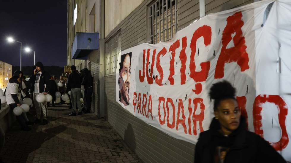 Familiares e amigos de Odair Moniz, cidadão cabo-verdiano baleado por um agente da Polícia de Segurança Pública (PSP) na madrugada de segunda-feira no Bairro da Cova da Moura, prestam a sua homenagem durante uma vigília promovida pelo movimento Vida Justa, uma semana após a sua morte, no Bairro do Zambujal, na Amadora, 28 de outubro de 2024. ANTÓNIO PEDRO SANTOS/LUSA