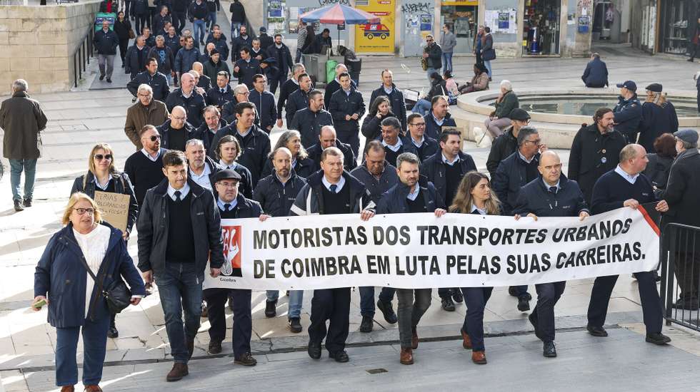 Trabalhadores dos Serviços Municipalizados dos Transportes Urbanos de Coimbra (SMTUC) durante o desfile até à Câmara Municipal de Coimbra onde entregaram uma cópia de um abaixo-assinado pela valorização da carreira, no âmbito da greve que hoje iniciam, Coimbra, 10 de janeiro de 2025. PAULO NOVAIS/LUSA