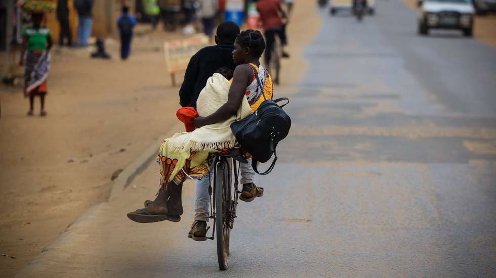 Jovens desempregados trabalham em armazéns na antiga fábrica têxtil Textáfrica encerrada em 2000, Chimoio, Moçambique, 1 de outubro de 2024. (ACOMPANHA TEXTO DO DIA 09 DE NOVEMBRO DE 2024).  JOSÉ COELHO/LUSA