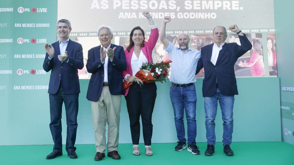 A candidata à presidência da Câmara Municipal de Sintra (CMS), Ana Mendes Godinho (C), ladeada pelo secretário-geral do Partido Socialista (PS), José Luís Carneiro (E), pelo porta-voz do Livre, Rui Tavares (E), pelo presidente da CMS, Basílio Horta (2-E), pelo porta-voz do Livre, Rui Tavares (2-D) e pelo candidato à Assembleia Municipal de Sintra, João Soares (D), no final da cerimónia de apresentação da sua candidatura na Escola Básica 2,3 Visconde Juromenha, Tapada das Mercês, em Sintra, 06 de julho de 2025. ANTÓNIO PEDRO SANTOS/LUSA