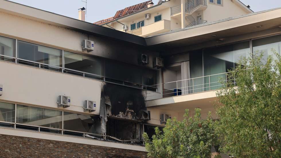Lar da Santa Casa da Misericórdia de Mirandela, onde seis idosos morreram esta noite na sequência de um incêndio que terá começado num "colchão anti-escaras", num quarto com três utentes, que acabaram por morrer e outros três, devido à inalação de fumo e a problemas respiratórios, também não conseguiram resistir, 16 de agosto de 2025. ESTELA SILVA/LUSA