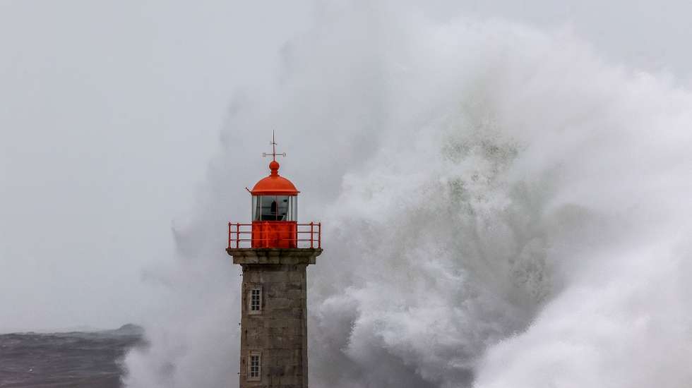 Ondulação junto ao Cabedelo do Porto, 27 de janeiro de 2025. Todos os distritos do continente estão hoje e terça-feira sob avisos por causa da chuva e vento forte, oito dos quais a vermelho por causa da agitação marítima, devido aos efeitos da depressão Herminia, segundo o IPMA. JOSÉ COELHO/LUSA