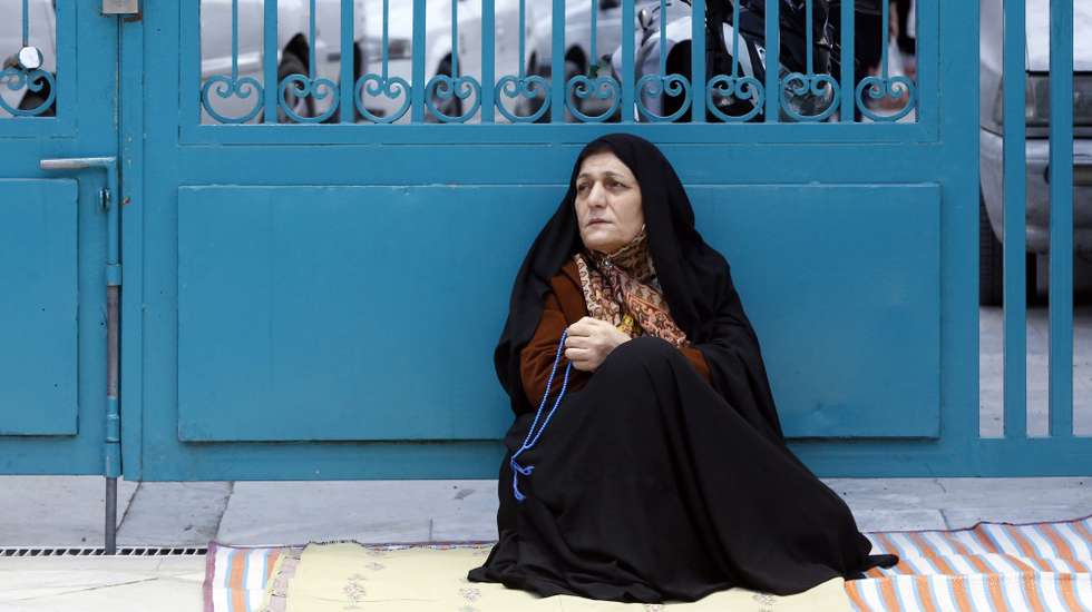epa10545643 An Iranian woman prays at the Saleh shrine during the holy month of Ramadan, in Tehran, Iran, 27 March 2023. Muslims around the world celebrate the holy month of Ramadan by praying during the night time and abstaining from eating, drinking, and sexual acts during the period between sunrise and sunset. Ramadan is the ninth month in the Islamic calendar and it is believed that the revelation of the first verse in the Koran was during its last 10 nights.  EPA/ABEDIN TAHERKENAREH