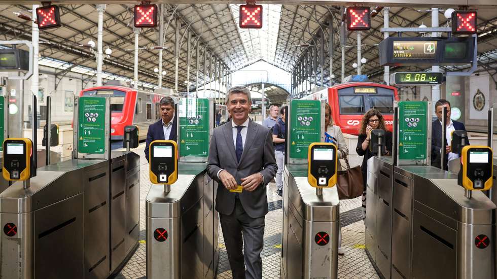 O secretário-geral do Partido Socialista (PS), José Luís Carneiro, à chegada à estação do Rossio, após uma viagem na Linha de Sintra, Lisboa, 29 de junho de 2026. O grupo parlamentar do Partido Socialista realiza, entre os dias 28 e 30 de junho, as Jornadas Parlamentares sob o tema "Custo de Vida: o seu aumento e os seus impactos". ANTÓNIO COTRIM/LUSA