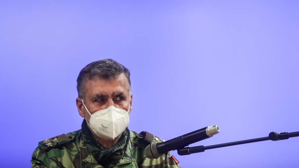 O coordenador da task-force para a vacinação contra a covid-19, Henrique Gouveia e Melo, durante a conferência de imprensa com atualização da informação sobre a vacina covid-19 da Astrazeneca, realizada nas instalações do Infarmed, em Lisboa, 15 de março de 2021. TIAGO PETINGA/LUSA