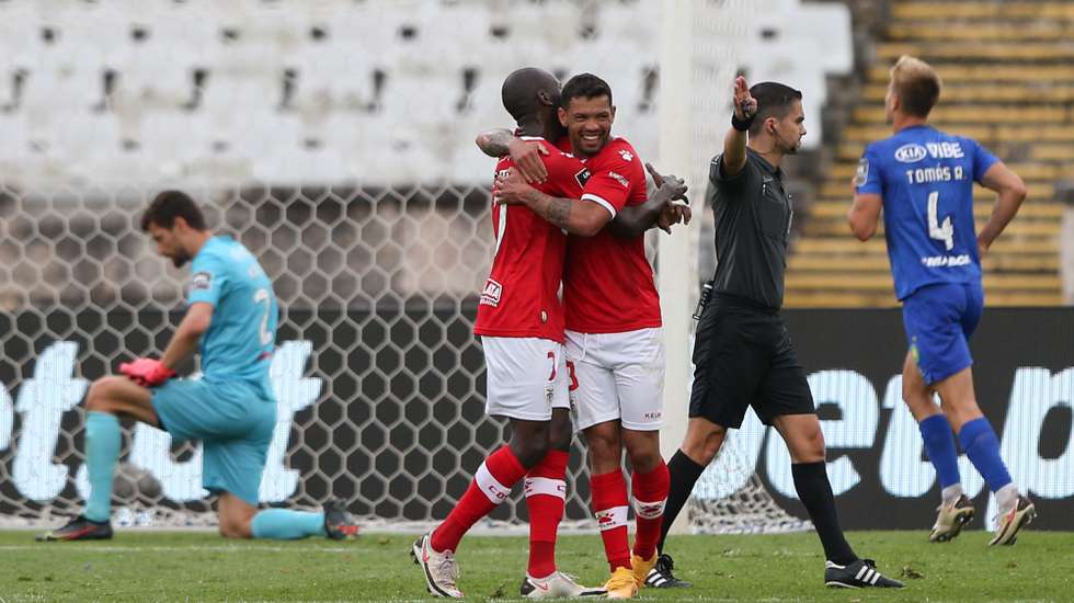 O jogador do Santa Clara Carlos Jr. (C-D) festeja após marcar um golo, durante o jogo da Primeira Liga de Futebol entre o Belenenses SAD e o Santa Clara, realizado no Estádio Nacional do Jamor, em Oeiras, 16 de maio de 2021. MANUEL DE ALMEIDA/LUSA