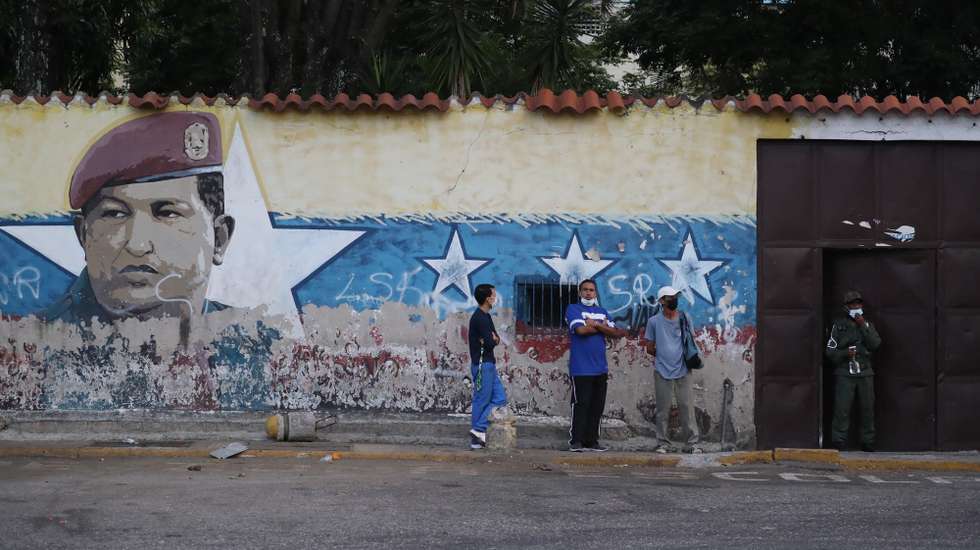 epa09595276 Voters queue up at a poll station in Caracas, Venezuela, during local and regional election day, 21 November 2021. Venezuelans are voting to elect state governors, mayors and municipal councillors.  EPA/Miguel Gutierrez