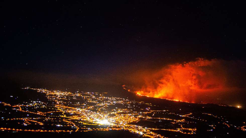 epaselect epa09630948 Lava continues to flow from the Cumbre Vieja volcano in La Palma, Canary Islands, Spain, late 08 December 2021 (issued 09 December 2021). The volcano continues to be active since it's eruption started 19 September 2021.  EPA/Miguel Calero