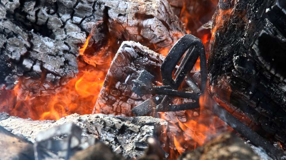 Um ferro aquecido na fogueira para ferrar um cavalo, em Alpalhão, 13 de Dezembro 2009. É com este método tradicional numa herdade em Alpalhão (Portalegre) que se efectua a marcação dos cavalos, a alternativa a esta técnica tradicional é o uso de azoto líquido, menos doloroso para o animal mas que tem algumas limitações só podendo ser usado em animais escuros. (ACOMPANHA TEXTO). NUNO VEIGA / LUSA