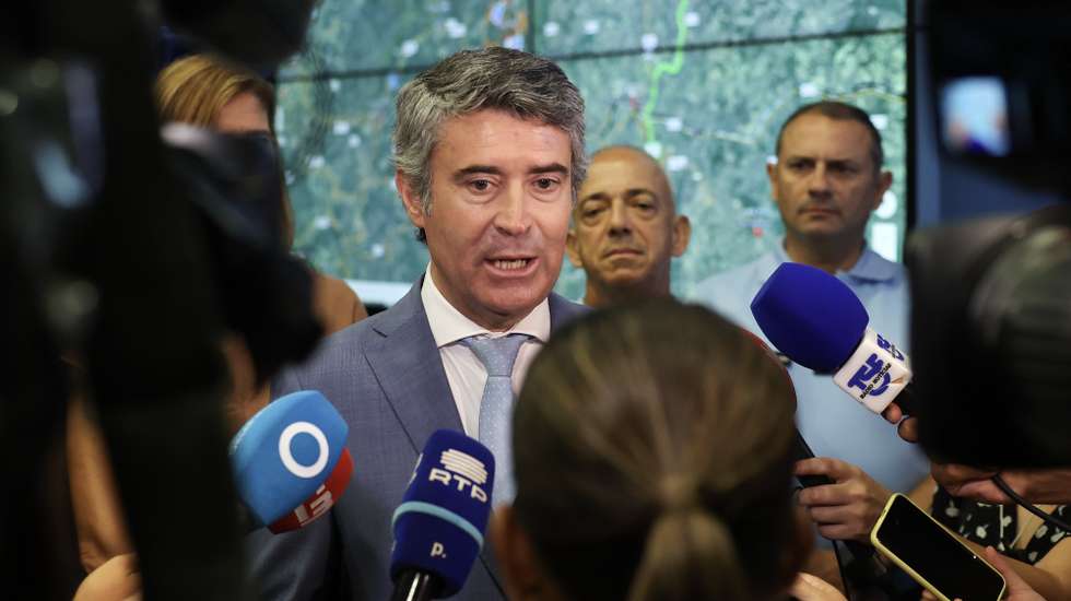 O ministro da Administração Interna, José Luís Carneiro, fala aos jornalistas no final da visita ao Quartel do Carmo no âmbito da visita à Sala de Operações do Comando-Geral da Guarda Nacional Republicana, onde se inteirou sobre o reforço do patrulhamento de visibilidade da Guarda dirigido à prevenção de incêndios rurais, em Lisboa, 23 de agosto de 2023. MANUEL DE ALMEIDA/LUSA