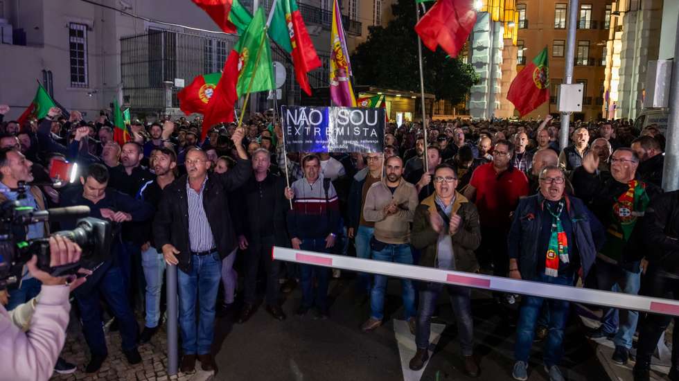 Polícias em protesto no Capitólio onde decorre o debate entre o secretário-geral do Partido Socilaista (PS), Pedro Nuno Santos e o presidente do Partido Social Democrata (PSD), Luis Montenegro, no Capitólio, em Lisboa, 19 de fevereiro de 2024. JOSÉ SENA GOULÃO/LUSA