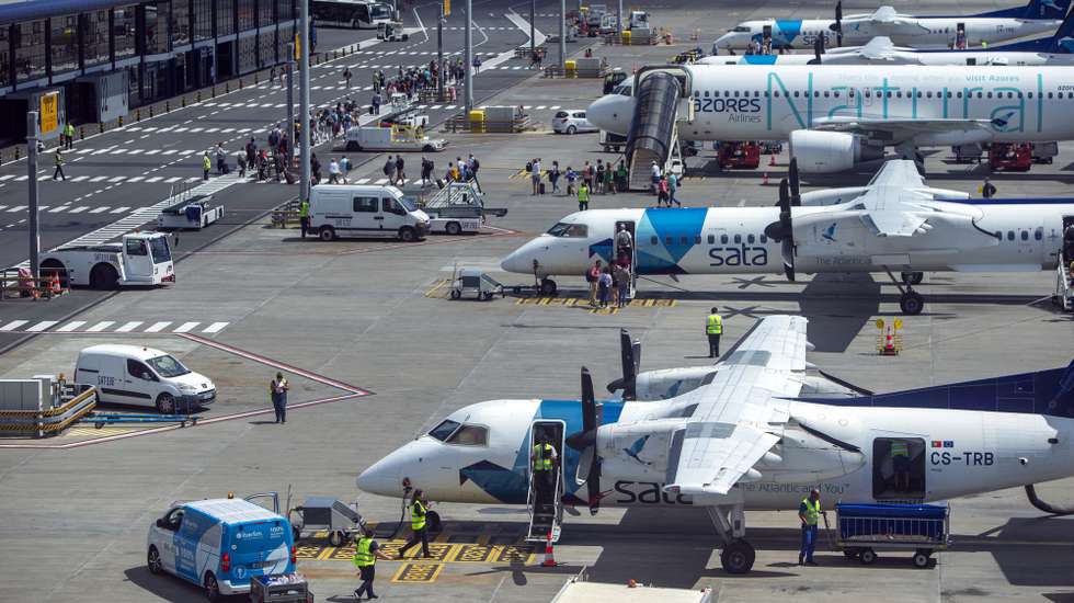 Aviões da Azores Airlines, no Aeroporto João Paulo II em Ponta Delgada, Açores, 11 de outubro de 2023. A privatização dos consórcios interessados na empresa da SATA apresentaram novas ofertas de 7,026 euros e 6,60 euros por ação. Decisão final será tomada até ao início de Outubro. EDUARDO COSTA/LUSA