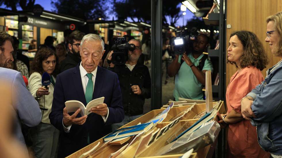 O Presidente da República, Marcelo Rebelo de Sousa (E), durante a visita à 94.º Feira do Livro de Lisboa, após a cerimónia de inauguração, em Lisboa, 29 de maio de 2024. Até 16 de junho, 350 pavilhões, com 960 marcas editoriais, representadas por 140 participantes, vão ter disponíveis para venda ao público 85 mil títulos, a que juntarão diversas iniciativas, entre sessões de autógrafos, conversas com escritores, espetáculos de música ou cinema ao ar livre. ANTÓNIO COTRIM/LUSA