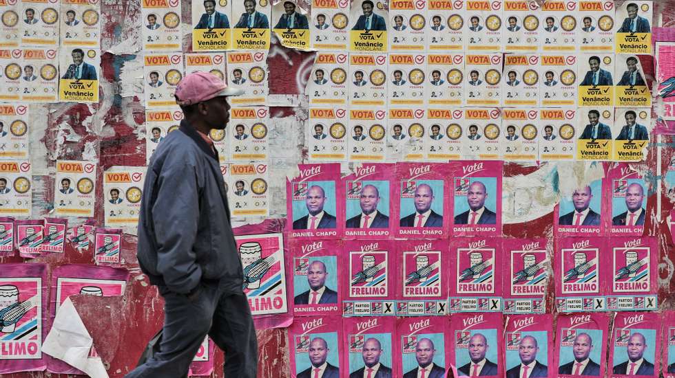 Panfletos de formações políticas moçambicanas e candidatos presidenciais em campanha para as eleições gerais de 09 de outubro, Maputo, Moçambique, 30 de setembro de 2024. A uma semana das eleições gerais moçambicanas, Maputo está pintada com o vermelho da Frente de Libertação de Moçambique (Frelimo, no poder), e do seu candidato presidencial, Daniel Chapo, enquanto a propaganda dos restantes partidos quase não existe. (ACOMPANHA TEXTO DE 1 DE OUTUBRO DE 2024). LUÍSA NHANTUMBO/LUSA