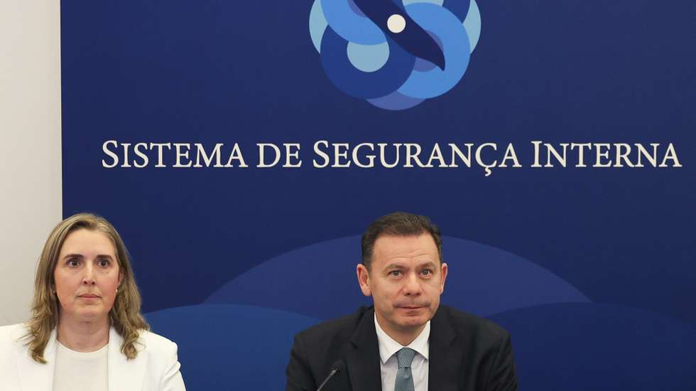 O primeiro-ministro, Luís Montenegro, acompanhado pela pela secretária Geral do Sistema de Segurança Interna, Patrícia Ferreira Barão, durante a visita ao Conselho Superior de Segurança Interna em Lisboa, 26 de março de 2025. ANTÓNIO COTRIM/LUSA