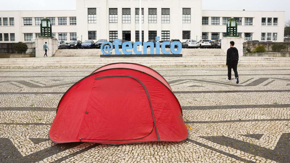Tendas montadas frente ao Instituto Superior Técnico, num protesto organizado pela Associação dos Estudantes do Instituto Superior Técnico (AEIST), contra os adiamentos dos diferentes Governos para com o alojamento estudantil, como símbolo das condições precárias a que milhares de estudantes se sujeitam para frequentar o ensino superior, em Lisboa, 24 de março de 2023. ANTÓNIO PEDRO SANTOS/LUSA
